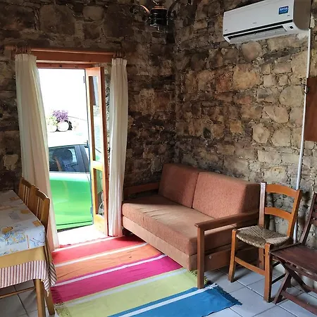Iolandi House