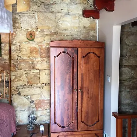 Iolandi House *